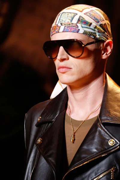 Look 16